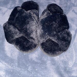 Fuzzy black slippers with memory foam